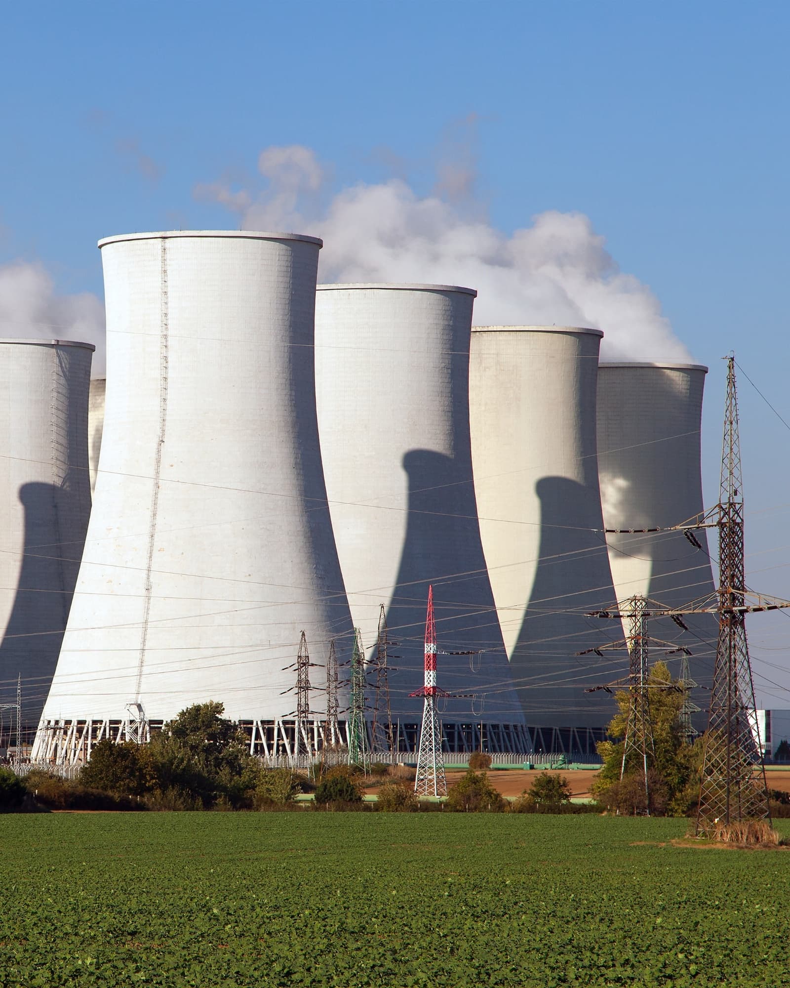 Power generation plant with cooling stacks and turbine hall